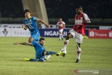 Pesepakbola Persib Bandung Achmad Jufriyanto (kiri) dan Bojan malisic (tengah) menghalau pesepakbola Persipura Jayapura Marinus Mariyanto Wanewar (kanan) dalam pertandingan Sepak Bola Liga 1 2019 di Stadion Si Jalak Harupat, Kabupaten Bandung, Jawa Barat, Sabtu (18/5/2019). Pertandingan tersebut dimenangkan oleh Persib Bandung dengan skor 3-0. ANTARA JABAR/M Agung Rajasa/agr