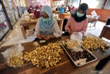 Pekerja mengemas makanan olahan cokelat disalah satu sentra produksi di Kademangan, Blitar, Jawa Timur, Sabtu (18/5/2019). Jumlah produksi makanan olahan cokelat mengalami peningkatan hingga 60 persen lebin dari biasanya sekitar 125 kilogram per hari, menjadi 200 kilogram perhari searing makin naiknya permintaan pasar selama bulan ramadan, dan jumlah tersebut diprediksi akan terus meningkat hingga menjelang lebaran Idul Fitri. Antara Jatim/Irfan Anshori/zk.