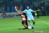 Pemain kesebelasan Persela, Marsel Aleksander Kararibo (kanan) berusaha melewati hadangan pemain Madura United dalam pertandingan Liga 1 2019 di Stadion Surajaya Lamongan, Jawa Timur, Jumat (17/5/2019). Antara Jatim/Syaiful Arif/zk.