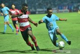 Pemain kesebelasan Persela, Marsel Aleksander Kararibo (kanan) berusaha melewati hadangan pemain Madura United dalam pertandingan Liga 1 2019 di Stadion Surajaya Lamongan, Jawa Timur, Jumat (17/5/2019). Antara Jatim/Syaiful Arif/zk.