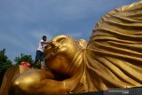 Umat Buddha menggelar ritual mencuci patung Buddha tidur di area Maha Vihara Mojopahit Bejijong, Kecamatan Trowulan, Kabupaten Mojokerto, Jawa Timur, Jumat (17/5/2019). Tradisi membersihkan patung Buddha tidur berukuran panjang 22 meter, lebar enam meter dan tinggi 4,5 meter tersebut merupakan rangkaian peringatan menjelang perayaan Hari Raya Tri Suci Waisak 2563 B.E./2019. Antara Jatim/Syaiful Arif/zk.