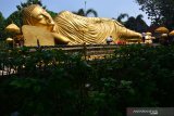 Umat Buddha menggelar ritual mencuci patung Buddha tidur di area Maha Vihara Mojopahit Bejijong, Kecamatan Trowulan, Kabupaten Mojokerto, Jawa Timur, Jumat (17/5/2019). Tradisi membersihkan patung Buddha tidur berukuran panjang 22 meter, lebar enam meter dan tinggi 4,5 meter tersebut merupakan rangkaian peringatan menjelang perayaan Hari Raya Tri Suci Waisak 2563 B.E./2019. Antara Jatim/Syaiful Arif/zk.