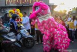 Umat Buddha dari Wihara Dharma Bhakti Sidoarjo, dengan kesenian barongsai membagikan takjil kepada pengguna jalan di Sidoarjo, Jawa Timur, Minggu (19/5/2019). Kegiatan berbagi tersebut merupakan bentuk kepedulian  antar umat beragama dengan saling berbagi di bulan Ramadhan. Antara Jatim/Umarul Faruq/zk.