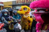 Umat Buddha dari Wihara Dharma Bhakti Sidoarjo, dengan kesenian barongsai membagikan takjil kepada pengguna jalan di Sidoarjo, Jawa Timur, Minggu (19/5/2019). Kegiatan berbagi tersebut merupakan bentuk kepedulian  antar umat beragama dengan saling berbagi di bulan Ramadhan. Antara Jatim/Umarul Faruq/zk.