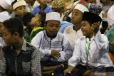 Sejumlah anak menghadiri acara Buko Bareng 1.000 Yatim dan Dhuafa di Gedung Robotika Institut Teknologi Sepuluh Nopember (ITS) Surabaya, Jawa Timur, Sabtu (18/5/2019). Kegiatan yang digelar Ikatan Keluarga Alumni Institut Teknologi Sepuluh Nopember (IKA-ITS) itu untuk membantu warga yang kurang mampu. Antara Jatim/Didik Suhartono/zk.