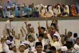 Sejumlah anak menghadiri acara Buko Bareng 1.000 Yatim dan Dhuafa di Gedung Robotika Institut Teknologi Sepuluh Nopember (ITS) Surabaya, Jawa Timur, Sabtu (18/5/2019). Kegiatan yang digelar Ikatan Keluarga Alumni Institut Teknologi Sepuluh Nopember (IKA-ITS) itu untuk membantu warga yang kurang mampu. Antara Jatim/Didik Suhartono/zk.