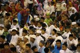 Sejumlah anak menerima makanan pembuka puasa saat Buko Bareng 1.000 Yatim dan Dhuafa di Gedung Robotika Institut Teknologi Sepuluh Nopember (ITS) Surabaya, Jawa Timur, Sabtu (18/5/2019). Kegiatan yang digelar Ikatan Keluarga Alumni Institut Teknologi Sepuluh Nopember (IKA-ITS) itu untuk membantu warga yang kurang mampu. Antara Jatim/Didik Suhartono/zk.