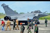 Prajurit TNI AU melakukan pengamanan terhadap pilot dan pesawat tempur Rafale Angkatan Laut Prancis di Lanud Sultan Iskandar Muda (SIM), Blangbintang, Aceh Besar, Aceh, Minggu (19/5/2019). Dari tujuh pesawat tempur Angkatan Laut Prancis yang mendarat darurat di Lanud SIM pada Sabtu (18/5/2019) karena cuaca buruk di sekitar kapal induk Charles De Gaule yang menjadi pangkalan pesawat itu, saat ini tinggal dua pesawat menunggu perbaikan, sedangkan lima pesawat lainnya sudah kembali ke kapal induk. ANTARA FOTO/Ampelsa/nym.