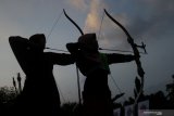 Seorang ibu dan anaknya membidik sasaran di Arena Panahan Jabal Uhud di Malang, Jawa Timur, Minggu (19/5/2019). Masyarakat setempat memanfaatkan waktu menunggu buka puasa dengan berlatih memanah untuk mengasah konsentrasi. Antara Jatim/Ari Bowo sucipto/zk.