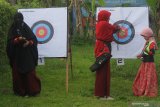 Seorang ibu dan anaknya mencabut anah panah dari sasaran di Arena Panahan Jabal Uhud di Malang, Jawa Timur, Minggu (19/5/2019). Masyarakat setempat memanfaatkan waktu menunggu buka puasa dengan berlatih memanah untuk mengasah konsentrasi. Antara Jatim/Ari Bowo sucipto/zk.