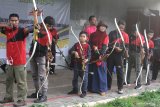 Sejumlah peserta membidik sasaran di Arena Panahan Jabal Uhud di Malang, Jawa Timur, Minggu (19/5/2019). Masyarakat setempat memanfaatkan waktu menunggu buka puasa dengan berlatih memanah untuk mengasah konsentrasi. Antara Jatim/Ari Bowo sucipto/zk.