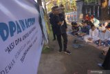 Penggiat Forum Anak Desa se-Kabupaten Tulungagung melakukan kegiatan pendidikan dan pelatihan lapang di alun-alun Kota Tulungagung, Jawa Timur, Sabtu (18/5/2019). Pelatihan lapang atau outbond sambil ngabuburit itu diikuti perwakilan lintas forum anak desa dari sejumlah desa dan kelurahan setempat dengan tujuan melatih kepekaan sosial terhadap hak-hak anak, isu perlindungan anak, serta partisipasi mereka terhadap sosial-pembangunan maupun kemandirian melalui praktik-praktik kewirausahaan. Antara Jatim/Destyan Sujarwoko/zk.