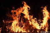 Api membakar patung Buddha Tidur saat prosesi pembakaran pada peringatan detik-detik Hari Raya Waisak 2563 BE di Mahavihara Mojopahit Trowulan, Mojokerto, Jawa Timur, Minggu (19/5/2019). Perayaan Hari Tri Suci Waisak tersebut mengingatkan pada tiga peristiwa suci dalam kehidupan Buddha Gautama, yaitu kelahiran, pencapaian pencerahan sempurna dan kemangkatan Sang Buddha.. Antara Jatim/Zabur Karuru/Zk