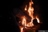 Biksu membakar patung Buddha Tidur saat prosesi pembakaran pada peringatan detik-detik Hari Raya Waisak 2563 BE di Mahavihara Mojopahit Trowulan, Mojokerto, Jawa Timur, Minggu (19/5/2019). Perayaan Hari Trisuci Waisak ini mengingatkan pada tiga peristiwa suci dalam kehidupan Buddha Gautama, yaitu kelahiran, pencapaian pencerahan sempurna, dan kemangkatan Sang Buddha.  Antara Jatim/Zabur Karuru/Zk