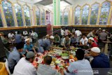 Warga mempersiapkan makanan berbuka pada kenduri Nuzulul Quran di Masjid Raudhatul Jannah, Desa Pango Raya, Banda Aceh, Aceh, Minggu (19/5/2019). Kenduri Nuzulul Quran pada bulan Ramadhan di Provinsi Aceh dirayakan setiap tahun dengan cara berbuka puasa bersama. (ANTARA FOTO/Irwansyah Putra/foc)