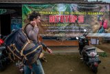 Wisatawan asal Perancis menuju tempat penampungan pendaki (Base camp) seusai mendaki Gunung Merbabu melalui jalur Thekelan, Desa Batur, Getasan, Jawa Tengah, Minggu (19/5/2019). Balai Taman Nasional Gunung Merbabu akan menutup sementara seluruh jalur pendakian menuju gunung tersebut pada 20 Mei hingga 20 Juni 2019 guna pemeliharaan jalur pendakian serta pemulihan ekosistem kawasan itu. ANTARA FOTO/ Aji Styawan/nym.