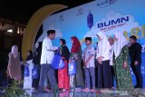 Direktur Consumer Banking Bank BTN Budi Satria (kiri) memberikan secara simbolis bantuan anak yatim dan korban terdampak banjir saat Safari Ramadhan BUMN 1440 H di Gedun Olahraga Bengkulu, Minggu  (19/05/2019). Safari Ramadhan BUMN 1440 H yang di selenggrai oleh Bank BTN, PT Pos Indonesia, Perum PNRI, Perum Peruri tersebut memberikan bantuan CSR sebesar lima ratus juta rupiah untuk perbaikan 18 yayasan, santunan 1000 anak yatim dan korban terdampak banjir, dan pembagian seribu alat shalat dalam rangka program BUMN Hadir Untuk Negeri. ANTARA FOTO/David Muharmansyah