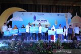 PLT Asdep Pendayagunaan Portofolio Kepemilikan Negara Monoritas Kementerian BUMN Aditya Dhanwantara  (kelima kiri) bersama Asisten satu Pemda Provinsi Bengkulu Hamka Sabri (ketujuh kanan) memberikan secara simbolis bantuan kepada yayasan, dan anak yatim terdampak banjir saat Safari Ramadhan BUMN 1440 H di Gedun Olahraga Bengkulu, Minggu  (19/05/2019). Safari Ramadhan BUMN 1440 H yang di selenggrai oleh Bank BTN, PT Pos Indonesia, Perum PNRI, Perum Peruri tersebut memberikan bantuan CSR sebesar lima ratus juta rupiah untuk perbaikan 18 yayasan, santunan 1000 anak yatim dan korban terdampak banjir, dan pembagian seribu alat shalat dalam rangka program BUMN Hadir Untuk Negeri. ANTARA FOTO/David Muharmansyah