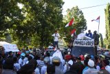 Sejumlah warga yang tergabung dalam Aliansi Masyarakat Peduli Demokrasi melakukan aksi di KPU Situbondo, Jawa Timur, Senin (20/5/2019). Dalam aksinya seribuan massa menyampaikan keprihatinan atas banyaknya anggota KPPS yang meninggal dunia, dan kecurangan dalam Pemilu 2019. Antara Jatim/Seno/zk.