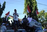 Sejumlah warga yang tergabung dalam Aliansi Masyarakat Peduli Demokrasi melakukan aksi di KPU Situbondo, Jawa Timur, Senin (20/5/2019). Dalam aksinya seribuan massa menyampaikan keprihatinan atas banyaknya anggota KPPS yang meninggal dunia, dan kecurangan dalam Pemilu 2019. Antara Jatim/Seno/zk.