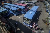 Penumpang menaiki bus di Terminal Cicaheum, Bandung, Jawa Barat, Senin (20/5/2019). Terminal Cicaheum mempersiapkan armada tambahan mudik lebaran sebanyak 232 unit, 86 diantaranya untuk angkutan antar kota antar provinsi (AKAP), 82 unit untuk antar kota dalam provinsi (AKDP) serta 20 unit damri dan 44 unit cadangan AKAP dan AKDP. ANTARA JABAR/Raisan Al Farisi/agr