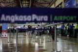 Calon penumpang mengantre di loket check in Bandara Internasional Juanda Surabaya di Sidoarjo, Jawa Timur, Senin (20/5/2019). Jumlah penumpang pesawat udara bandara Juanda mengalami penurunan sekitar 10 ribu orang per hari dari 55 ribu menjadi 45 ribu orang per hari akibat harga tiket pesawat yang mahal. Antara Jatim/Umarul Faruq/zk.