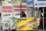 Penjual jasa penukaran pecahan uang baru menggelar lapaknya di salah satu jalan protokol di kota Blitar, jawa Timur, Senin (20/5/2019). Majelis Ulama Indonesia (MUI) Kota Blitar mengeluarkan fatwa haram bagi jasa penukaran pecahan uang baru selain bank, lantaran menengarahi adanya praktik Riba, dan menghimbau masyarakat untuk melakukan penukaran pecahan uang baru pada perbankan resmi. Antara Jatim/Irfan Anshori/zk.