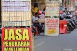 Penjual jasa penukaran pecahan uang baru menggelar lapaknya di salah satu jalan protokol di kota Blitar, jawa Timur, Senin (20/5/2019). Majelis Ulama Indonesia (MUI) Kota Blitar mengeluarkan fatwa haram bagi jasa penukaran pecahan uang baru selain bank, lantaran menengarahi adanya praktik Riba, dan menghimbau masyarakat untuk melakukan penukaran pecahan uang baru pada perbankan resmi. Antara Jatim/Irfan Anshori/zk.