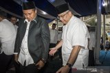 Wakil Gubernur Jawa Barat Uu Ruzhanul Ulum (kiri) berbincang dengan Direktur Utama Bank bjb Yuddy Reynaldi (kanan) saat HUT ke-58 Bank bjb di Bandung, Jawa Barat, Senin (20/5/2019). Dalam rangka HUT ke-58 Bank bjb menggelar silaturahmi dan memberikan santunan 1.580 Anak Yatim dan bantuan Renovasi Rumah Tidak Layak Huni (Rutilahu). ANTARA JABAR/M Agung Rajasa/agr