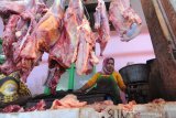Pedagang daging sapi menunggu pembeli di Pasar Kolpajung,  Pamekasan, Jawa Timur, Senin (20/5/2019). Hingga memasuki pekan ke tiga bulan Ramadhan 1440 H, harga daging sapi masih stabil yaitu antara Rp100 ribu hingga Rp110 ribu per kg tergantung kualitas, namun harga tersebut diperkirakan naik memasuki pekan ke empat. Antara Jatim/Saiful Bahri/zk.