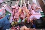 Pembeli memilih daging sapi yang akan dibeli di Pasar Kolpajung,  Pamekasan, Jawa Timur, Senin (20/5/2019). Hingga memasuki pekan ke tiga bulan Ramadhan 1440 H, harga daging sapi masih stabil yaitu antara Rp100 ribu hingga Rp110 ribu per kg tergantung kualitas, namun harga tersebut diperkirakan naik memasuki pekan ke empat. Antara Jatim/Saiful Bahri/zk.