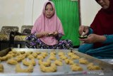 Perajin menyelesaikan pembuatan kue banjar di Dusun Blimbing, Desa Kwaron, Kecamatan Diwek, Jombang, Jawa Timur, Senin (20/5/2019). Perajin mengaku, permintaan kue banjar khas Jombang yang dijual Rp130 ribu per kilogramnya mengalami peningkatan jelang lebaran hingga 1 kuintal kue banjar dibanding hari biasa hanya sekitar 5 kilogram saja. Antara Jatim/Syaiful Arif/zk.