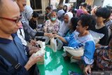 Warga antre membeli minyak goreng dan beras murah saat operasi pasar yang diselenggarakan Tim Pengendali Inflasi Daerah (TPID) di kantor Kelurahan Mojoroto, Kota Kediri, Jawa Timur, Senin (20/5/2019). Pada bulan Ramadhan TPID setempat setiap hari melakukan operasi pasar secara bergilir di 46 kelurahan guna menjamin kesetabilan harga kebutuhan pokok sekaligus mengendalikan inflasi pada level wajar. Antara Jatim/Prasetia Fauzani/zk.