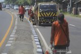 Sejumlah pekerja menyelesaikan proses pengecatan marka jalan di jalur pantura Lohbener Indramayu, Jawa Barat, Senin (20/5/2019). Pengecatan marka jalan tersebut untuk meningkatkan keselamatan dan kenyamanan pemudik yang melintas saat mudik Lebaran 2019. ANTARA JABAR/Dedhez Anggara/agr