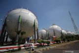 Pekerja beraktivitas di sekitar lokasi tangki penimbunan elpiji di Depot LPG Pertamina Tanjung Perak, Surabaya, Jawa Timur, Senin (20/5/2019). PT Pertamina (Persero) menambah pasokan elpiji selama Ramadhan hingga Idul Fitri sebesar 15 persen dari rata-rata sekitar 24.000-25.000 metrik ton (MT) menjadi 28.000 metrik ton (MT) per hari, guna mengantisipasi kenaikan permintaan sekaligus menjaga ketersedian elpiji untuk kebutuhan masyarakat. Antara Jatim/Moch Asim/zk.