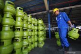 Pekerja menata tabung elpiji berukuran tiga kilogram di Depot LPG Pertamina Tanjung Perak, Surabaya, Jawa Timur, Senin (20/5/2019). PT Pertamina (Persero) menambah pasokan elpiji selama Ramadhan hingga Idul Fitri sebesar 15 persen dari rata-rata sekitar 24.000-25.000 metrik ton (MT) menjadi 28.000 metrik ton (MT) per hari, guna mengantisipasi kenaikan permintaan sekaligus menjaga ketersedian elpiji untuk kebutuhan masyarakat. Antara Jatim/Moch Asim/zk.