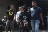 Polisi menggiring tersangka kasus pembunuhan mutilasi berinisial SS menuju ruang tahanan Polresta Malang, Jawa Timur, Senin (20/5/2019). Akibat perbuatannya tersangka SS diancam hukuman minimal 15 tahun penjara dan maksimal hukuman mati. Antara Jatim/Ari Bowo Sucipto/zk.