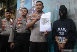 Polisi menunjukkan foto gunting milik tersangka SS yang diduga digunakan untuk memutilasi korbannya saat pers rilis di Polresta Malang, Jawa Timur, Senin (20/5/2019). Akibat perbuatannya tersangka SS diancam hukuman minimal 15 tahun penjara dan maksimal hukuman mati. Antara Jatim/Ari Bowo Sucipto/zk.