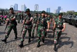 Prajurit TNI berbaris seusai mengikuti apel pengamanan di Lapangan Monas, Jakarta, Senin (20/5/2019). Prajurit TNI dari berbagai kesatuan akan disebar ke sejumlah titik dan objek vital di Jakarta guna membantu pengamanan Ibu Kota saat pengumuman hasil Pemilu 2019 pada Rabu 22 Mei 2019. ANTARA FOTO/Sigid Kurniawan/nym.