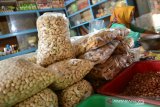 Pedagang menunjukkan kacang mete yang dijual Rp170 ribu per kg dari sebelumnya hanya Rp120 ribu di pasar tradisional Citra Niaga Jombang, Jawa Timur, Senin (20/5/2019). Harga kacang mete dan emping melinjo di sejumlah pasar tradisional di Jombang naik menjelang lebaran karena banyaknya permintaan serta stok menipis. Antara Jatim/Syaiful Arif/zk.