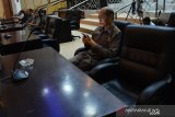 Anggota Dewan Perwakilan Rakyat Daerah (DPRD) mengikuti rapat paripurna di ruang sidang DPRD Jombang, Jawa Timur, Senin (20/5/2019). Sidang paripurna dengan agenda Pandangan Umum Fraksi-Fraksi Terhadap LKPJ Bupati Jombang Tahun 2018 hanya diikuti 36 anggota DPRD dari total 49 anggota. Antara Jatim/Syaiful Arif/zk.