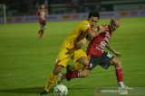 Pesepak bola Bali United Paulo Sergio (kanan) berebut bola dengan pemain Bhayangkara FC Nur Hidayat dalam pertandingan Sepak Bola Liga 1 2019 di Stadion I Wayan Dipta, Gianyar, Selasa (21/5/2019). Bali United menang dengan skor 1-0. ANTARA FOTO/Nyoman Budhiana.