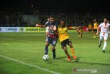 Pesepak bola Barito Putera Rizky Rizaldi Pora (kanan) berduel dengan pesepak bola Persija Jakarta Andritany Ardhiyasa (kiri) saat pertandingan Sepak Bola Liga 1 2019 di Stadion 17 Mei Banjarmasin, Kalimantan Selatan, Senin (20/5/2019).Pertandingan Tersebut berakhir dengan skor imbang 1-1.Foto Antaranews Kalsel/Bayu Pratama S.