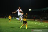 Pesepak bola Barito Putera Rafael Feital Da Silva(kanan) berduel dengan pesepak bola Persija Jakarta Steven Renaud Anthony Paulle(kiri) saat pertandingan Sepak Bola Liga 1 2019 di Stadion 17 Mei Banjarmasin, Kalimantan Selatan, Senin (20/5/2019).Pertandingan Tersebut berakhir dengan skor imbang 1-1.Foto Antaranews Kalsel/Bayu Pratama S.