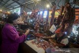 Pedagang menawarkan daging sapi kepada pembeli di Pasar Cihaurgeulis, Bandung, Jawa Barat, Selasa (21/5/2019). Pedagang menyatakan pada minggu ketiga ramadhan, harga daging ayam mengalami penurunan menjadi Rp 36 ribu per kilogram dari Rp 42 ribu, daging sapi Rp 120 ribu per kilogram, dan telur menjadi Rp 23 ribu dari Rp 26 ribu. ANTARA JABAR/Raisan Al Farisi/agr