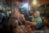 Pedagang menata daging ayam di Pasar Cihaurgeulis, Bandung, Jawa Barat, Selasa (21/5/2019). Pedagang menyatakan pada minggu ketiga ramadhan, harga daging ayam mengalami penurunan menjadi Rp 36 ribu per kilogram dari Rp 42 ribu, daging sapi Rp 120 ribu per kilogram, dan telur menjadi Rp 23 ribu dari Rp 26 ribu. ANTARA JABAR/Raisan Al Farisi/agr