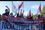 Pengunjuk rasa dari Aliansi Mahasiswa Bali meneriakkan yel-yel dalam aksi menolak gerakan People Power di Denpasar, Bali, Selasa (21/5/2019). Unjuk rasa tersebut mengajak masyarakat agar tidak mendukung gerakan People Power yang direncanakan akan digelar pada (22/5). ANTARA FOTO/Nyoman Hendra Wibowo/nym.