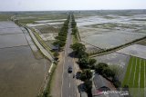 Foto udara jalur alternatif Indramayu-Cirebon desa Balongan, Indramayu, Jawa Barat, Selasa (21/5/2019). Jalan tersebut dapat digunakan pemudik sebagai jalur alternatif menuju Cirebon dan Jateng ketika terjadi kepadatan di jalur utama Pantura saat arus mudik mendatang. ANTARA JABAR/Dedhez Anggara/agr