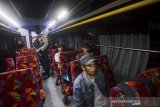 Petugas Kepolisian memeriksa penumpang bus tujuan Jakarta saat melakukan operasi penyekatan massa di Gerbang Tol Cileunyi, Kabupaten Bandung, Jawa Barat, Selasa (21/5/2019). Operasi gabungan yang diikuti oleh 60 personil dari Polda Jabar dan Polres  Bandung tersebut ditujukan untuk meminimalisir massa yang akan berangkat ke Jakarta untuk mengikuti aksi 22 Mei. ANTARA JABAR/Raisan Al Farisi/agr