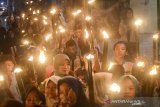 Sejumlah anak melakukan pawai obor di Cileunyi, Kabupaten Bandung, Jawa Barat, Selasa (21/5/2019). Pawai obor yang diikuti puluhan anak tersebut dilakukan dalam rangka meramaikan malam nuzulul quran di Bulan Suci Ramadhan. ANTARA JABAR/Raisan Al Farisi/agr